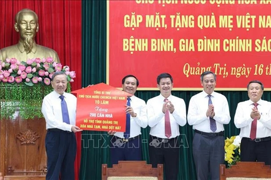 Party, State leader presents gifts to heroic mothers, war veterans in Quảng Trị