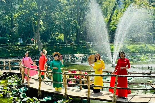 Ao Dai wearers enjoy free admission to Saigon Zoo