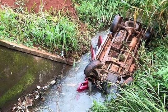 Pickup truck overturns, three dead two injured