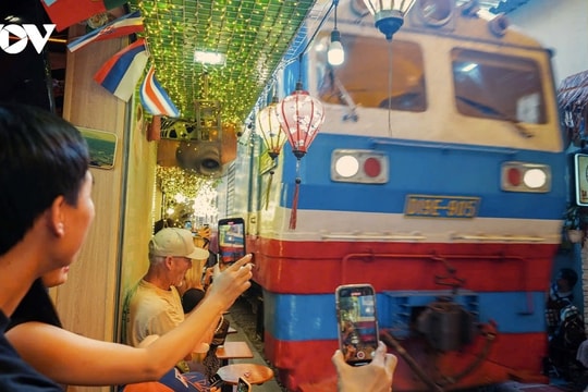 Hanoi train street still draws crowds of tourists despite warnings of danger