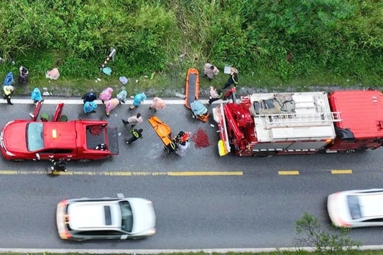 Ô tô rơi xuống vực sâu ở đèo Bảo Lộc, 2 người thương vong