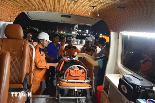 Chinese sick sailor on vessel AMIS STAR provided with first aid