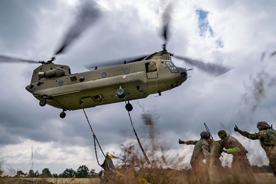 Quân sự thế giới hôm nay (22-10): Ba Lan cân nhắc mua “quái vật trên không” CH-47F Chinook