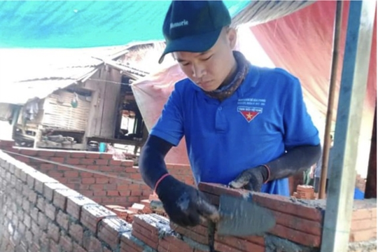 Ve ethnic man leads a volunteer construction team in the Việt Nam-Laos border region