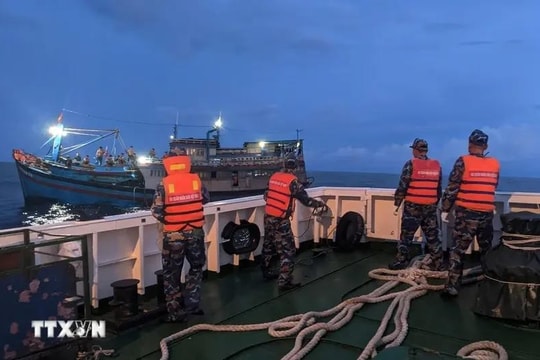 Fishing vessel in distress towed to Song Tu Tay island