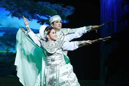 Talented artist performs in show about Vietnamese history