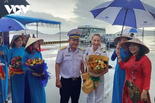 Luxury cruise ship brings 2,300 tourists to Khanh Hoa