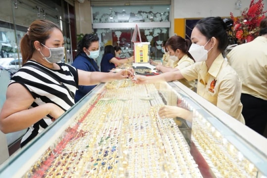 Informal gold trading thrives worriedly in Vietnam