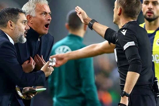 Mourinho bị đuổi, Man Utd đánh rơi chiến thắng trên sân Fenerbahce