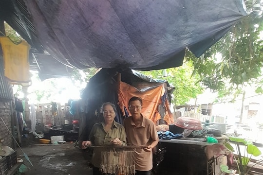 Woman who robs river deity of his food