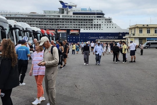 Luxury cruise ship brings over 3,000 tourists to Thua Thien Hue