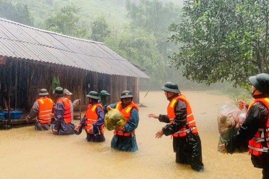 Giúp dân chạy lũ, nam thanh niên xung kích bị nước cuốn trôi