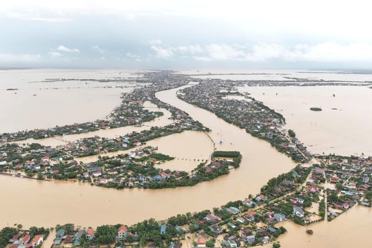 Nhiều huyện của Quảng Bình ngập sâu trong biển nước