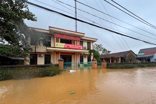 Lệ Thủy: Ngập chìm trong nước lũ