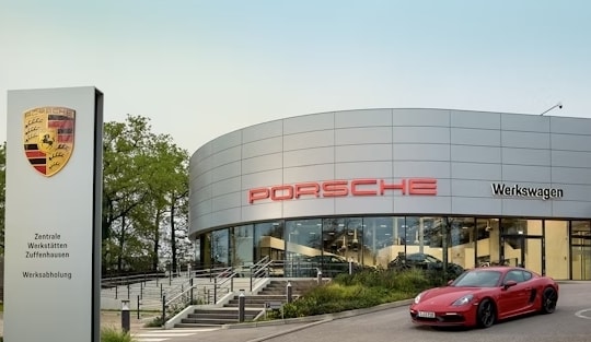 Porsche hé lộ có thể phát triển phiên bản chạy xăng cho xe điện để 'chiều khách'