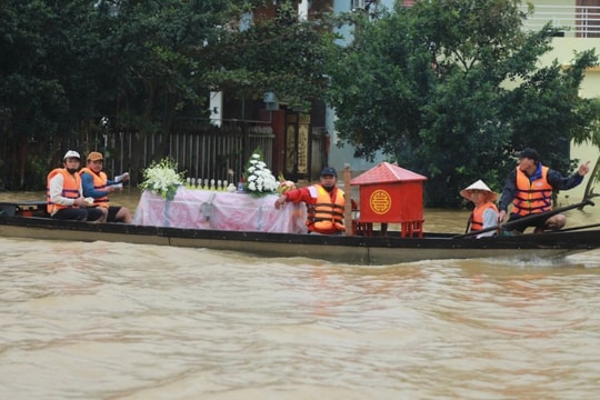 Những đám tang trong lũ, dùng thuyền chở quan tài đi an táng