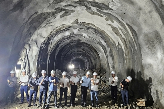 Second tunnel of Khe Nét railway renovation project cleared