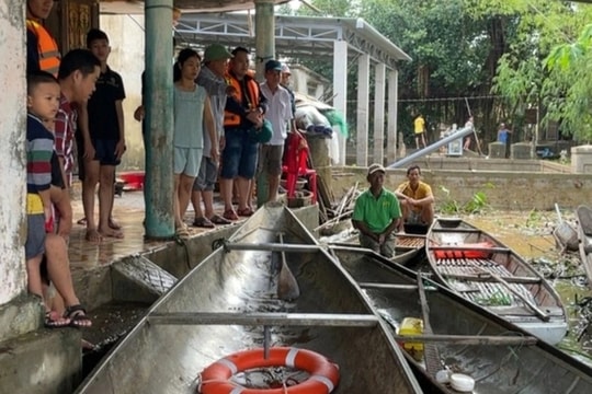 Hai bé trai sinh đôi chết đuối trong sân nhà ngập nước