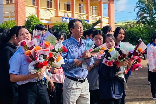 'Lễ về hưu' của thầy hiệu trưởng sau 38 năm bám bản gây sốt mạng