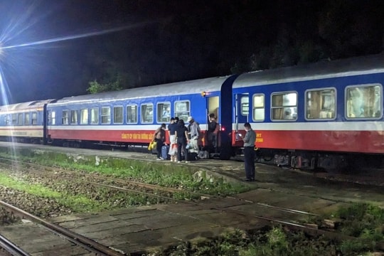 Tàu hàng trật bánh, hàng trăm hành khách được trung chuyển trong đêm