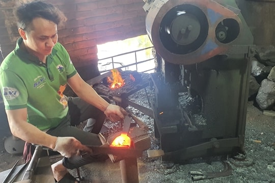 Blacksmithing village creates a brand, keeps up with new trends