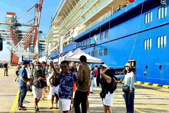 Cruise ship bring tens of thousands of foreign tourists to Vietnam