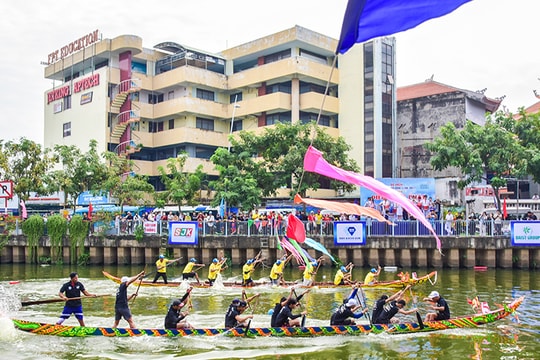 Hàng ngàn người đổ ra xem đua ghe Ngo trên kênh Nhiêu Lộc - Thị Nghè