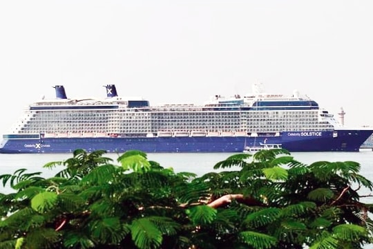 Two super cruise ships bring nearly 5,000 international tourists to Ha Long