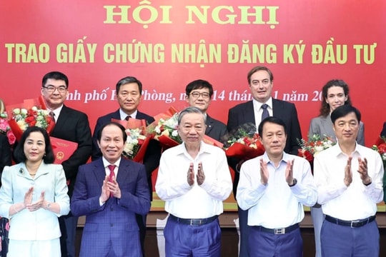 Hai Phong hands over investment certificates to 12 FDI projects