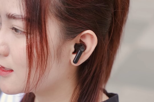 Trên tay tai nghe EarFun Air Life: Rẻ mà 'chất'