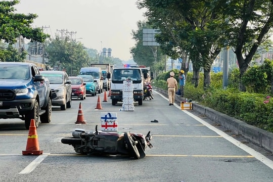 Một người nằm chết trong làn ô tô trên quốc lộ 1, xe máy văng xa