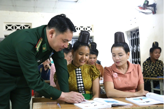 Thầy giáo quân hàm xanh 21 năm miệt mài duy trì 'lớp bình dân học vụ'