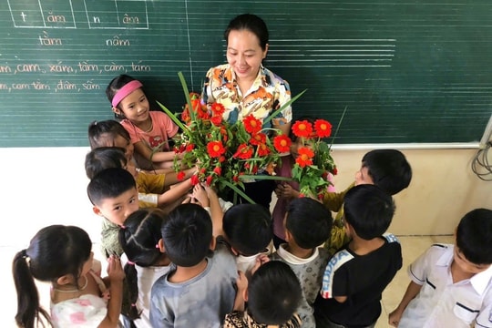 Học sinh Làng Nủ làm thiệp, hái hoa rừng tặng cô giáo