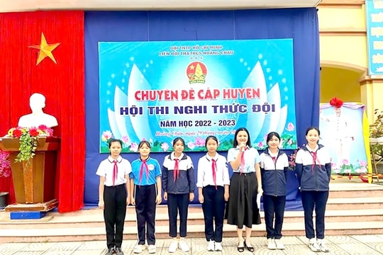 Young teacher nurtures dreams for students in Cát Hải island district