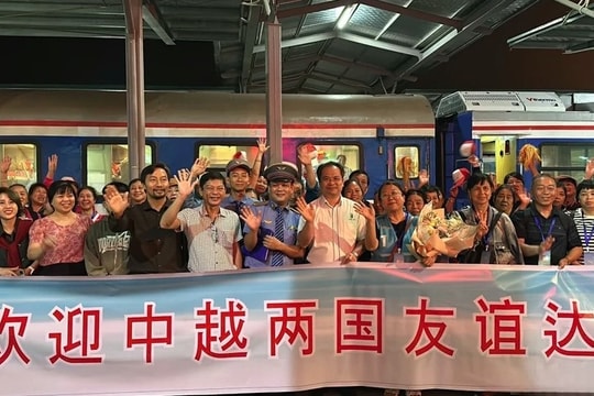 Lao Cai welcomes 400 Chinese tourists via charter train