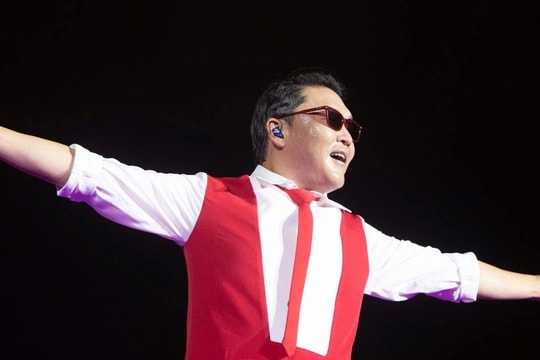 'Ông hoàng Kpop' PSY trình diễn Gangnam Style ở TPHCM, 10.000 người bùng nổ