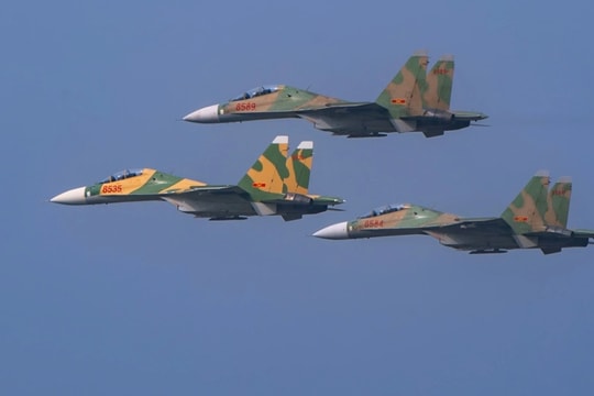 7 tiêm kích Su-30MK2 và 7 trực thăng Mi tập luyện trên bầu trời Hà Nội