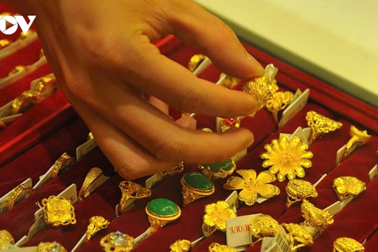 Domestic gold prices fall sharply on global market slump