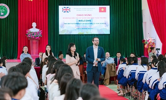 British ambassador discusses youth-led initiatives with ethnic minority students in Nghệ An