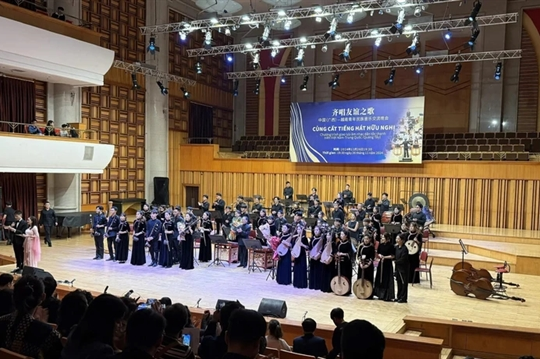 Traditional music bridges Vietnamese, Chinese youth
