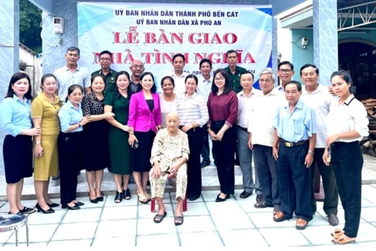 Bình Dương builds new homes for people with meritorious service