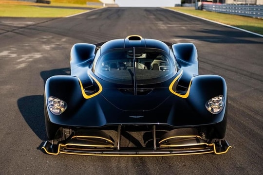 Bản tin Xe cộ 2/12: Siêu xe Aston Martin Valkyrie Spider đầu tiên có mặt tại Mỹ