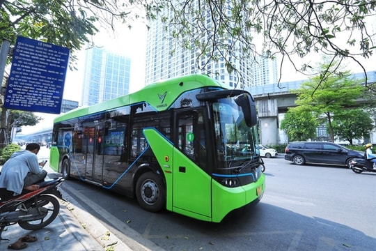 Electric buses gain popularity in Hà Nội