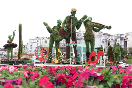 Da Lat indulged in a fest of colours and scents during flower festival