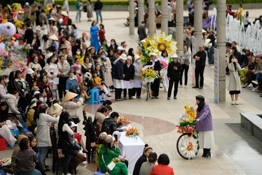 Recycled flower bicycles on display at Đà Lạt Flower Festival