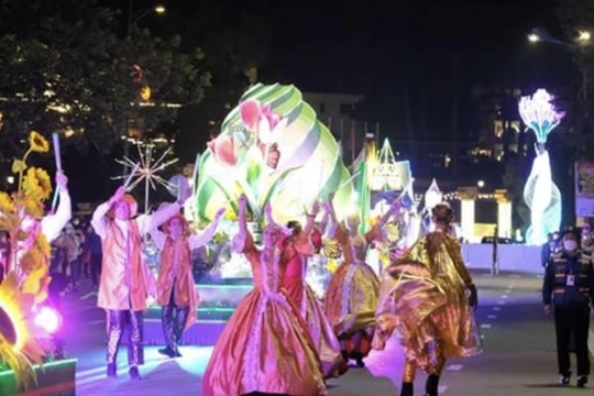 Flower street carnival takes place in Da Lat