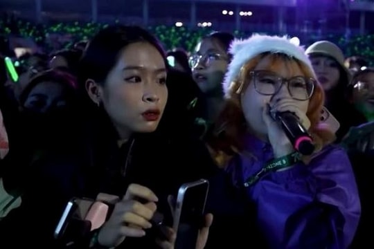 Khán giả đề nghị tạm dừng concert Anh Trai Say Hi trên sóng livestream