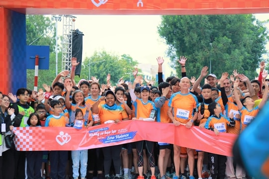 2,000 people in Hà Nội run for zero violence against women and girls