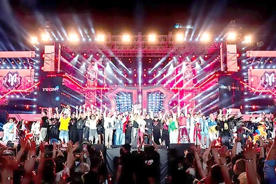 Huge crowds say hello to two  television shows held in Hà Nội