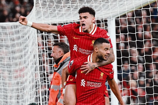 Liverpool hòa Fulham trong cảnh chơi thiếu người